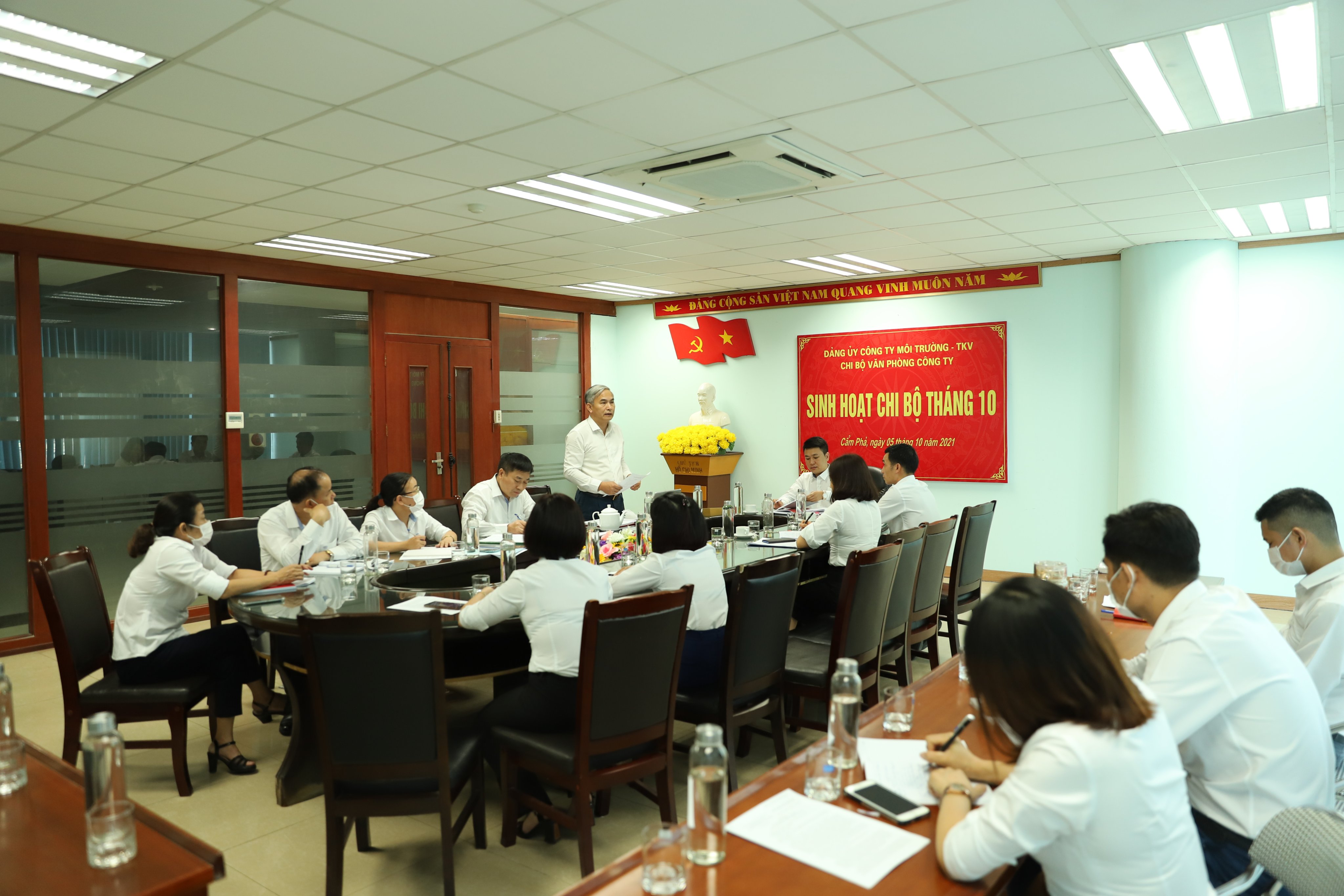 Đồng chí Vũ Anh Tuấn, Ủy viên Ban Thường vụ Tỉnh ủy, Bí thư Đảng ủy TQN dự sinh hoạt Chi bộ Văn phòng Công ty thuộc Đảng bộ Công ty Môi trường - TKV
