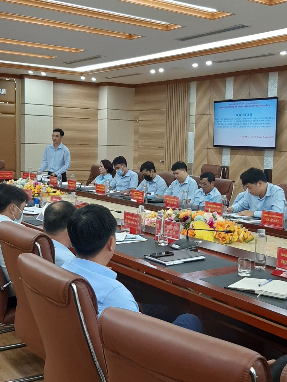 ĐẢNG ỦY CÔNG TY MÔI TRƯỜNG TỔ CHỨC HỌC TẬP VÀ TRIỂN KHAI THỰC HIỆN CÁC QUY ĐỊNH, QUYẾT ĐỊNH, NGHỊ QUYẾT VÀ KẾT LUẬN CỦA ĐẢNG