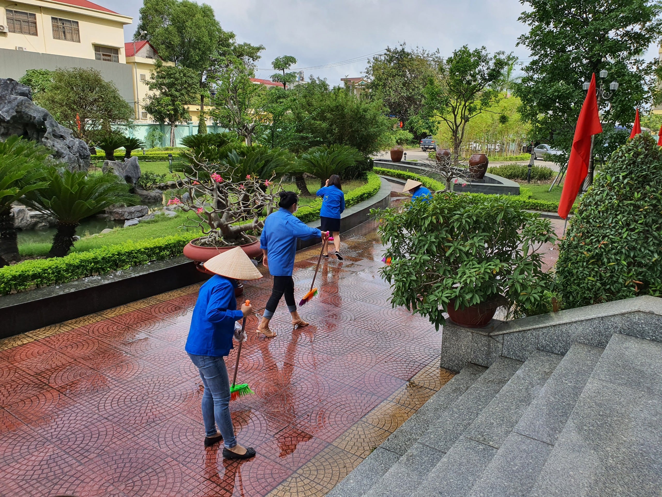ĐOÀN THANH NIÊN CÔNG TY MÔI TRƯỜNG RA QUÂN TÌNH NGUYỆN VỆ SINH MÔI TRƯỜNG.