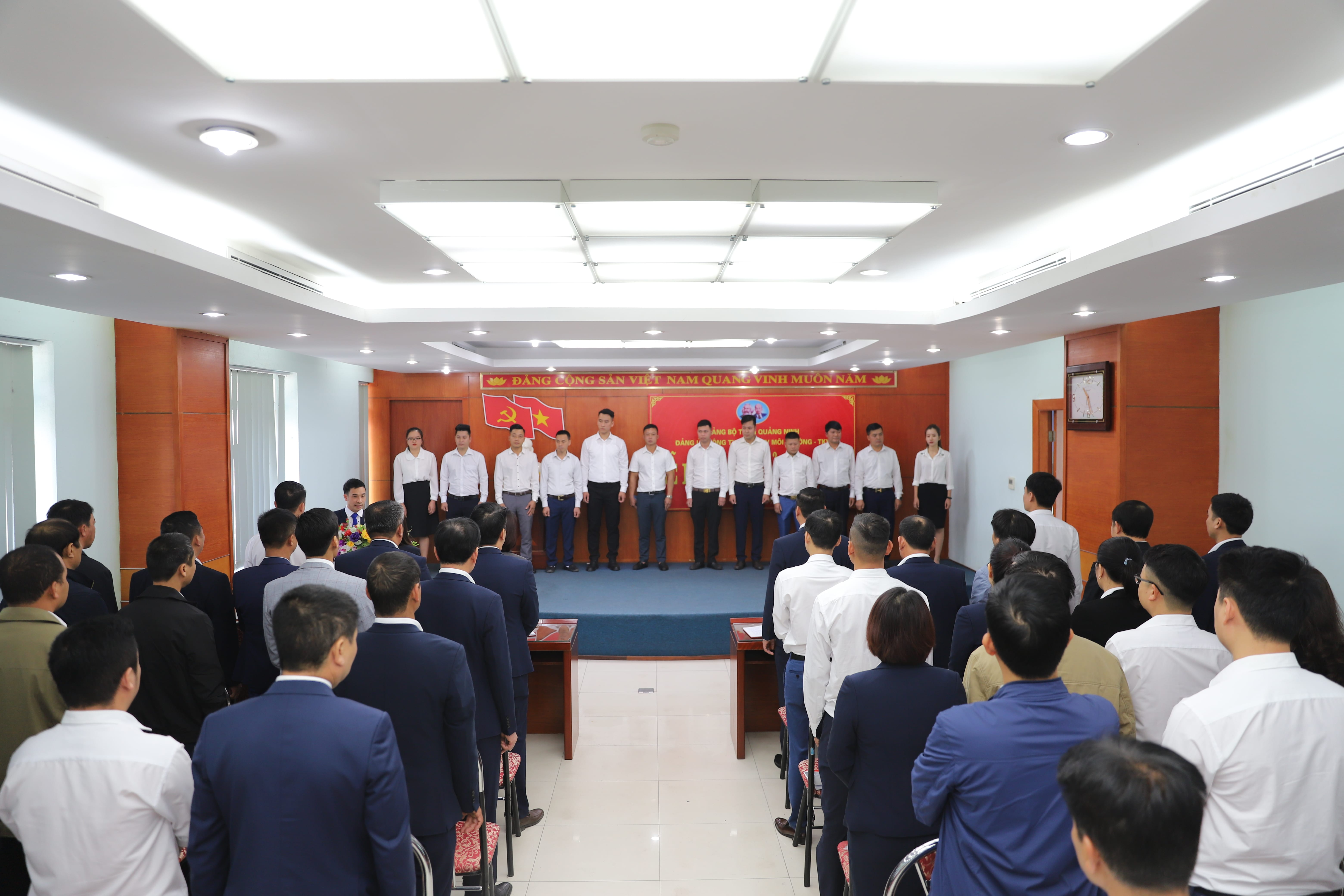 ĐẢNG ỦY CÔNG TY MÔI TRƯỜNG KẾT NẠP ĐẢNG VIÊN