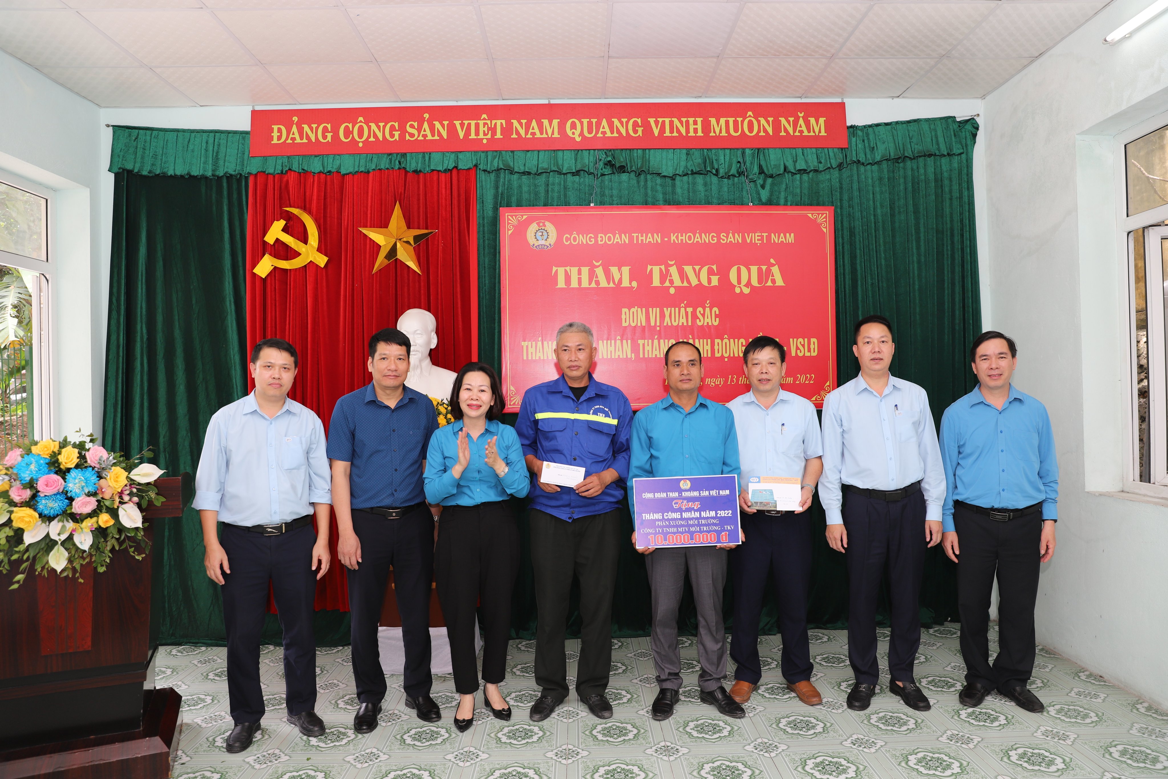 CÔNG TY MÔI TRƯỜNG - TKV TỔ CHỨC THĂM, TẶNG QUÀ NGƯỜI LAO ĐỘNG DỊP THÁNG CÔNG NHÂN NĂM 2022