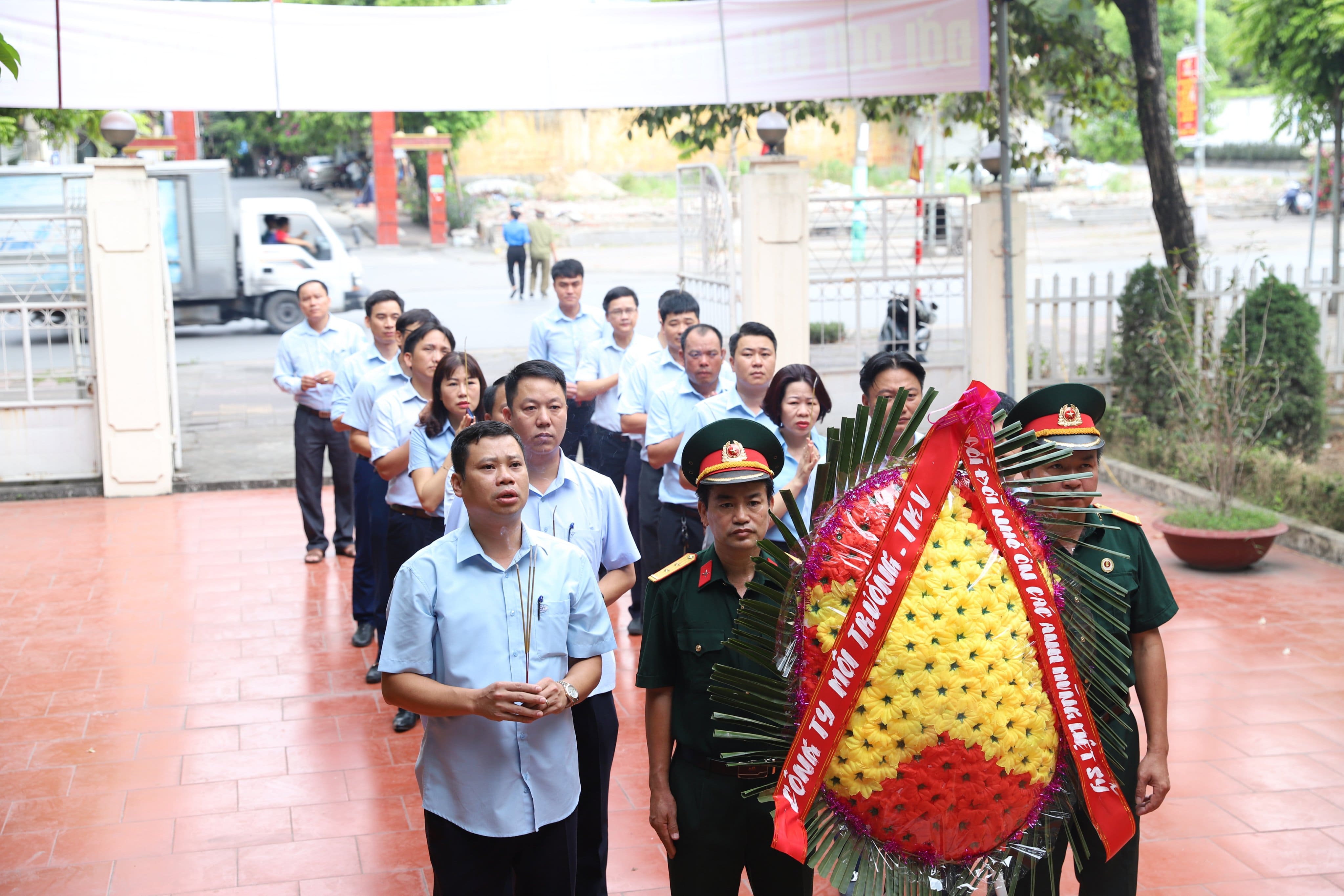 LÃNH ĐẠO CÔNG TY MÔI TRƯỜNG DÂNG HƯƠNG CÁC ANH HÙNG LIỆT SỸ VÀ TRI ÂN NGƯỜI CÓ CÔNG