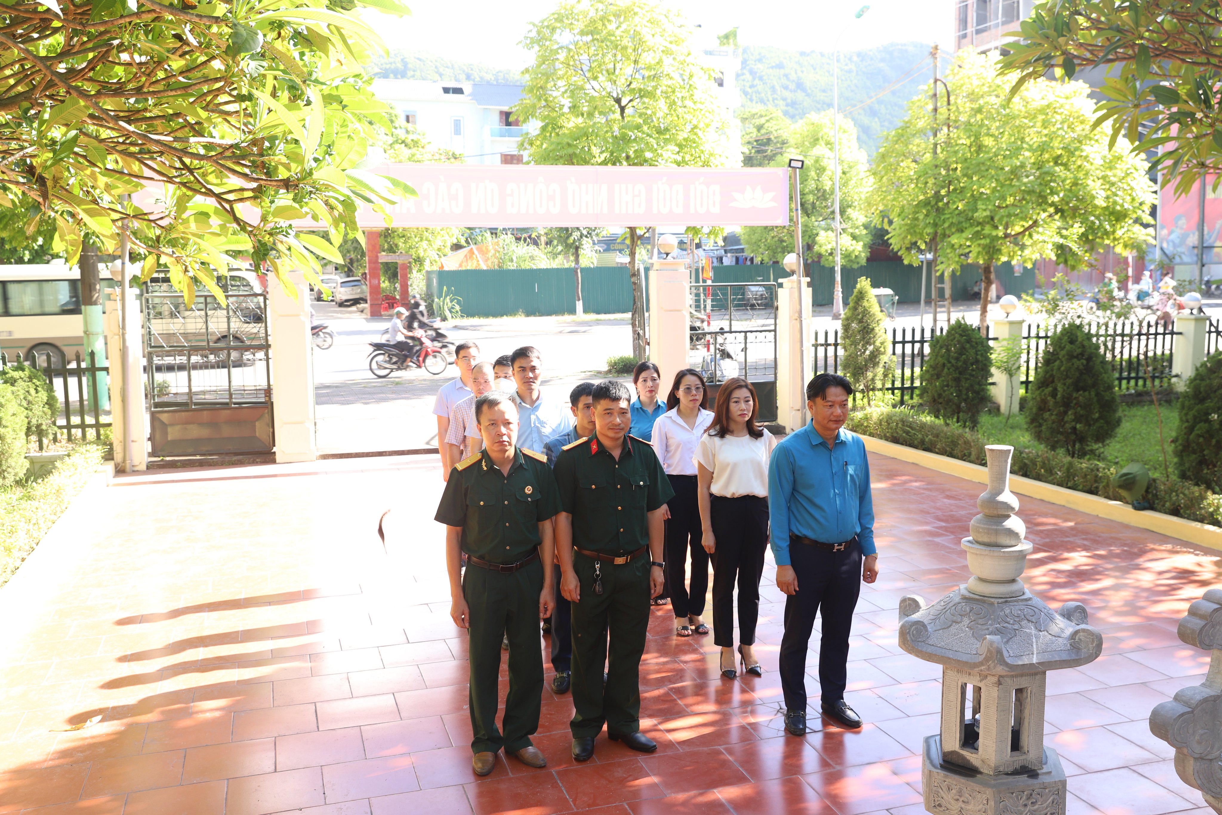 CÔNG TY MÔI TRƯỜNG - TKV TỔ CHỨC DÂNG HƯƠNG CÁC ANH HÙNG LIỆT SỸ VÀ TRI ÂN NGƯỜI CÓ CÔNG