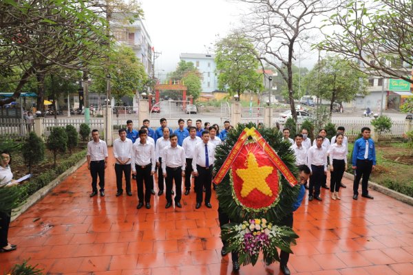 ĐẢNG ỦY CÔNG TY MÔI TRƯỜNG TỔ CHỨC KẾT NẠP ĐẢNG VIÊN “LỚP ĐẢNG VIÊN 90 NĂM NGÀY THÀNH LẬP ĐOÀN TNCS HỒ CHÍ MINH”.