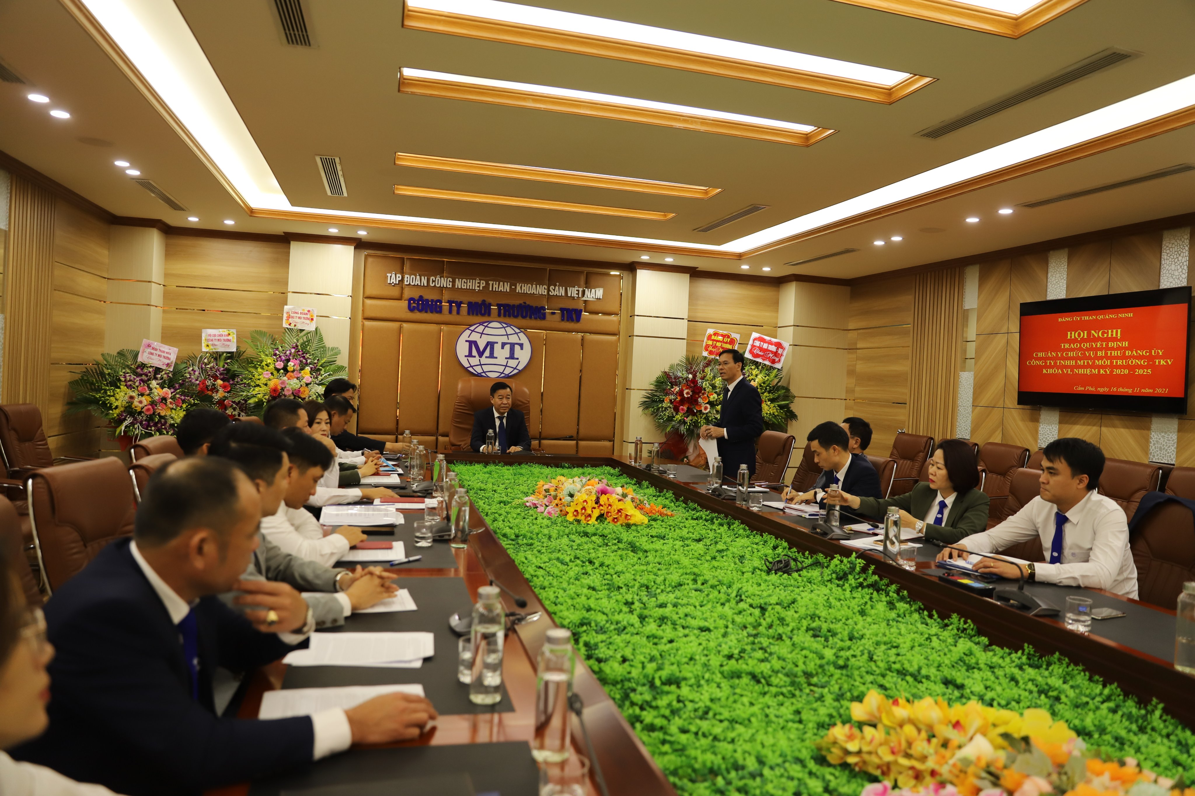 TRAO QUYẾT ĐỊNH CHUẨN Y BÍ THƯ ĐẢNG ỦY CÔNG TY MÔI TRƯỜNG - TKV