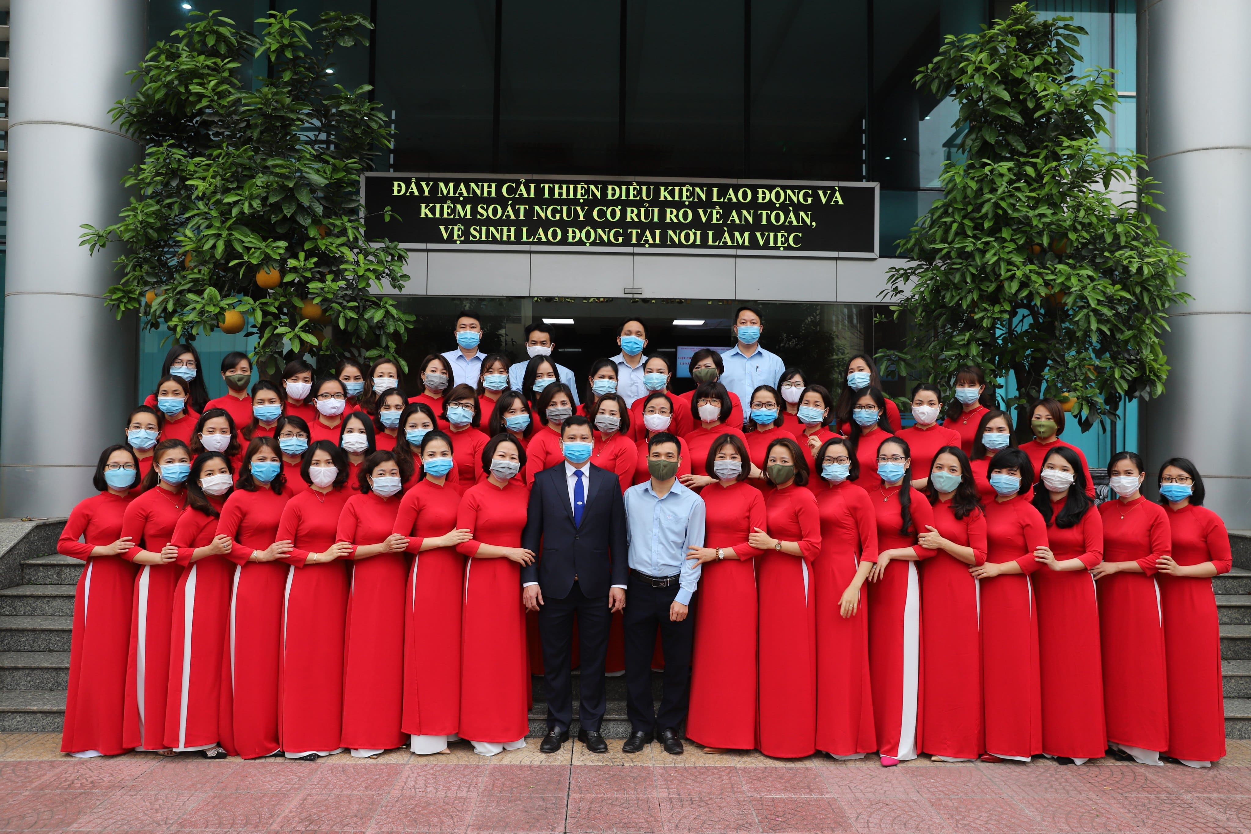 LÃNH ĐẠO CÔNG TY CHÚC MỪNG NỮ CNVCLĐ NHÂN NGÀY 8/3
