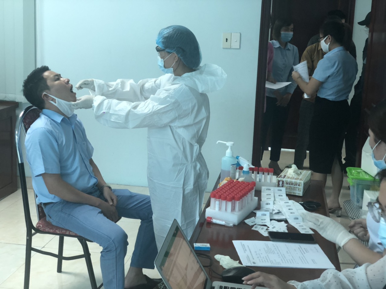 CÔNG TY MÔI TRƯỜNG TỔ CHỨC LẤY MẪU XÉT NGHIỆM SARS-CoV-2 ĐỐI VỚI 100% CNVCLĐ TRONG CÔNG TY.